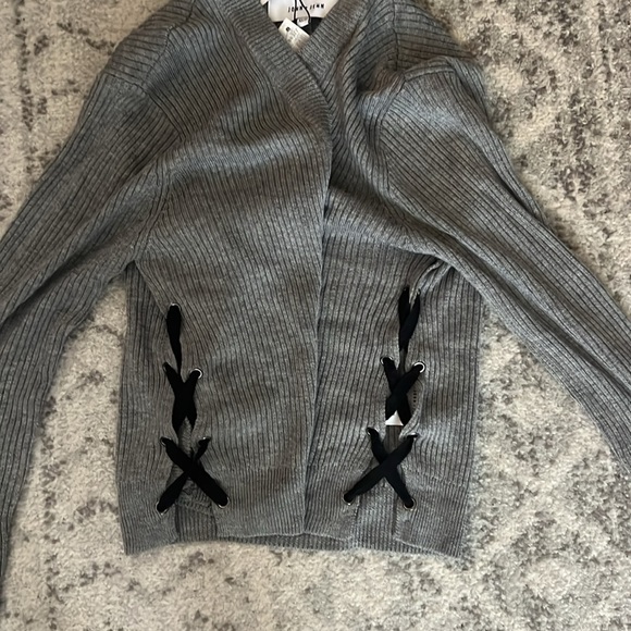 super soft grey cardigan size xs with crossed ribbon on sides - Picture 2 of 6